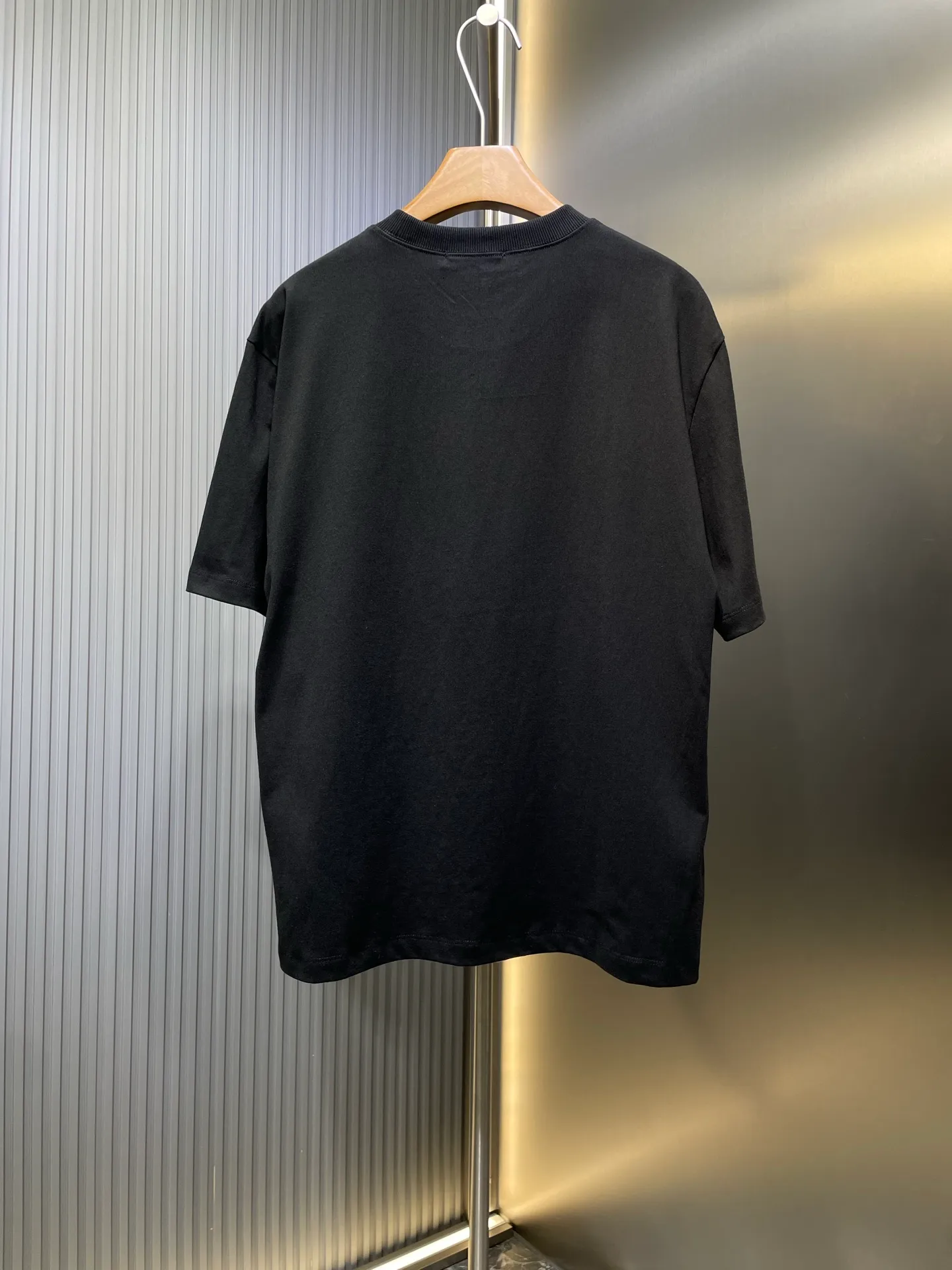 🅿️260 Stonelsland 🌟【Top Original】Badge appliqué embroidered short sleeves. Customized trendy double-strand linen cotton. Delicate and smooth. Comfortable and skin-friendly. High-end black rhyme. Deep charm. Compass micro-stamp patches are embellished on the chest. Ingenuity is seen in simplicity. Elegance is shown in the details. Simplicity is not simple. The style is self-contained. Process 1: Use imported machine appliqué embroidery technology. Use advanced computer control systems and precision mechanical components to achieve Compass. The badge embroidery operation presents an embroidery effect with both clarity and three-dimensionality. Process 2: The fabrics are washed and have a better hand feel. They are not easy to deform, shrink or fade. They maintain long-term beauty. Accessories: Customized 1:1 Stonelsland trademark. Version: Loose version. Size: S M L XL
